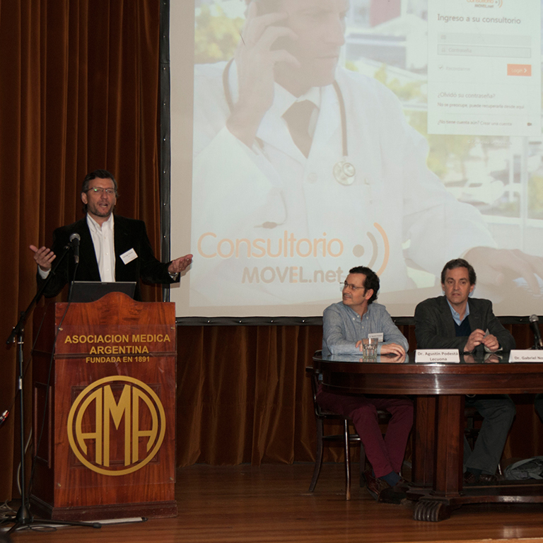 Doctors promoting consultorio movil